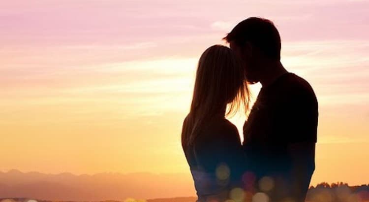 Casais muito ligados conseguem sentir o cheiro de felicidade, medo e até excitação sexual no suor um do outro