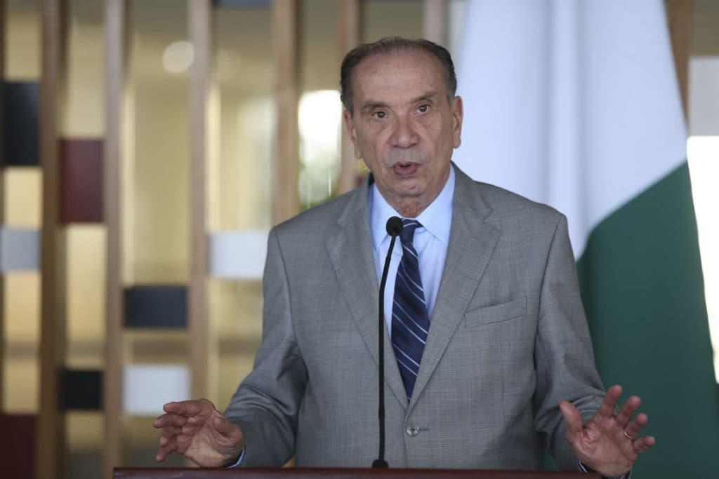 Crianças separadas dos pais querem ficar nos EUA, diz Aloysio Nunes