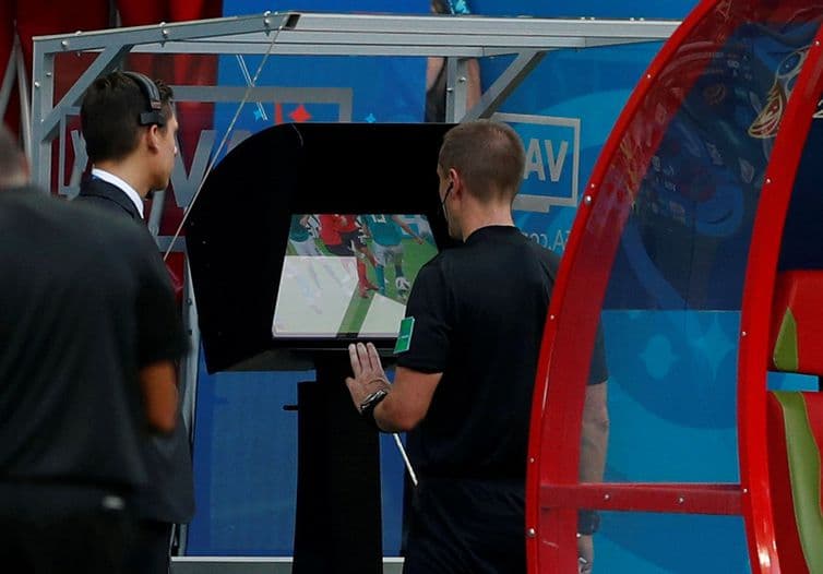 Presidente da Fifa diz que árbitro de vídeo está limpando o futebol