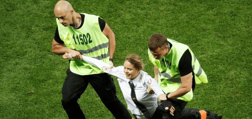 Grupo anti-Putin assume responsabilidade por invasão de campo na final da Copa