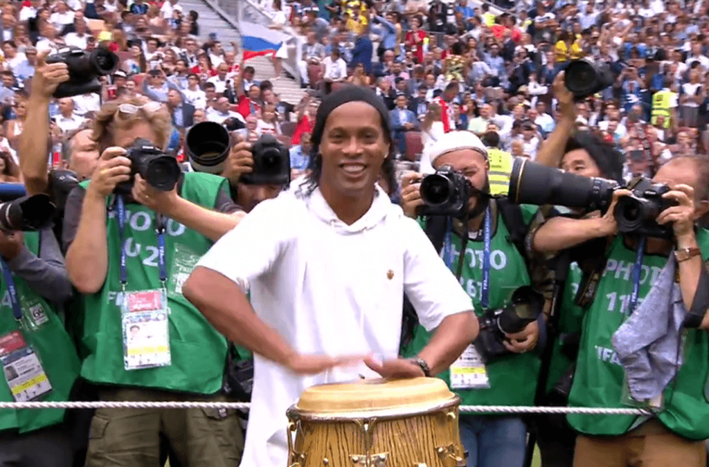 Ronaldinho Gaúcho rouba a cena como atração na final da Copa e é ovacionado pelo estádio