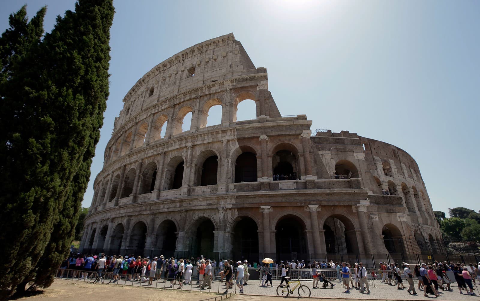 Brasileiro de 17 anos é denunciado por vandalismo após gravar inicial no Coliseu, em Roma