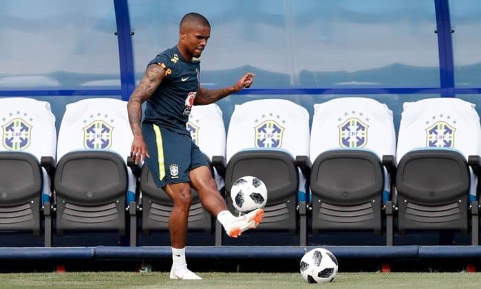 Na seleção, Douglas Costa é liberado para treinar sem limitações