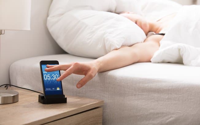 Ativar o modo soneca do despertador pode te deixar mais cansado, diz estudo