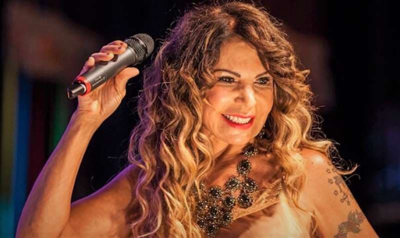 Elba Ramalho revela ter caído em golpe