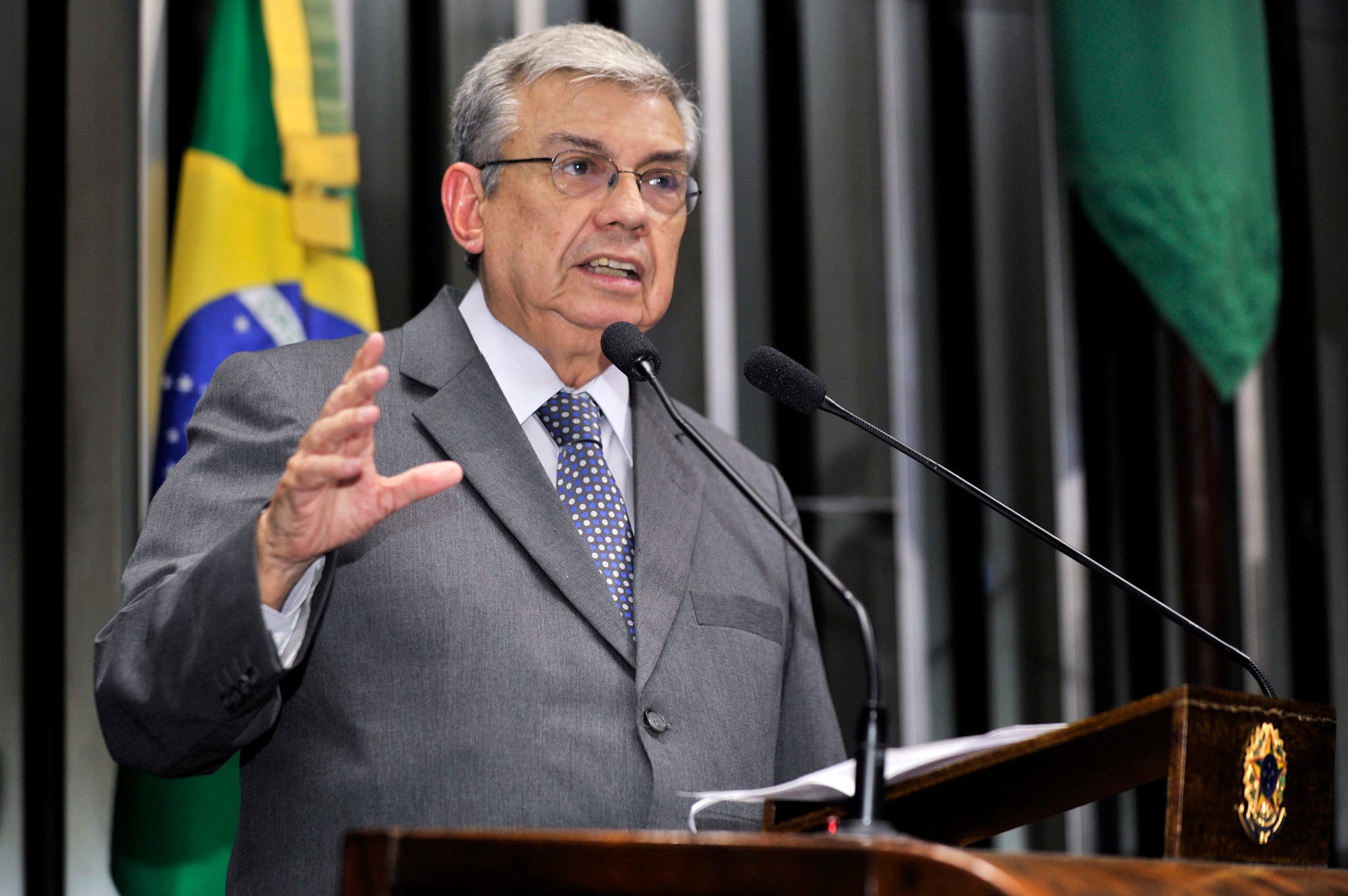 Garibaldi vota favorável ao piso nacional de médicos e dentistas