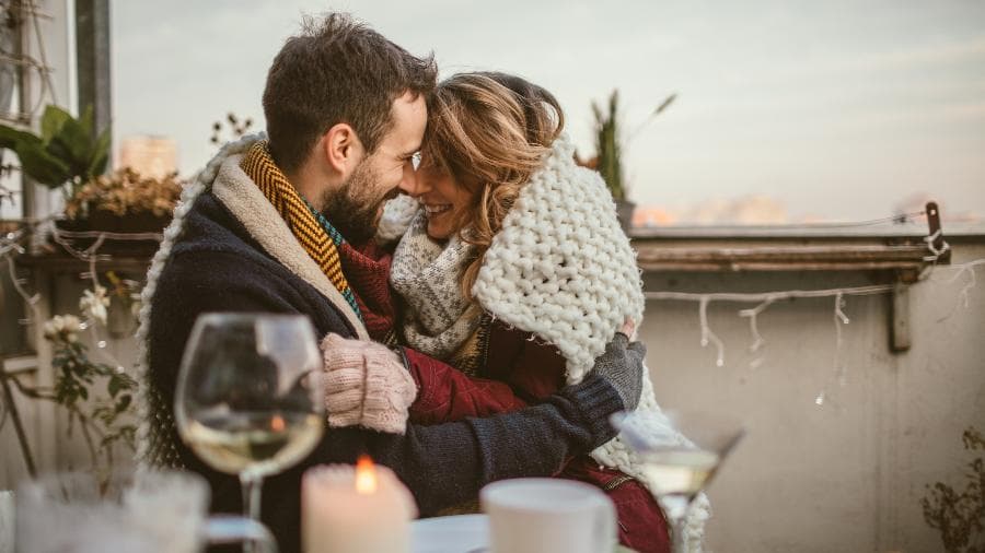Mulheres perdem interesse por parceiros inteligentes ou sociáveis "demais", revela pesquisa