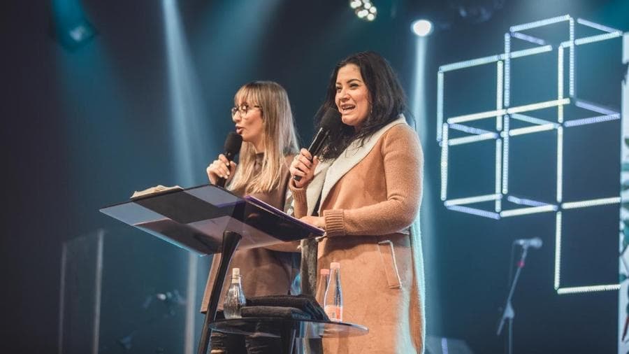 FOTOS: Igreja evangélica dos famosos quer dar poder às mulheres (de unha feita)