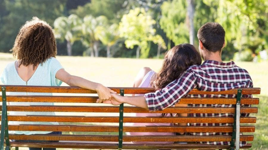 Pesquisa revela o que casais consideram infidelidade; a história de ser amigo de ex também não é das mais bem quistas