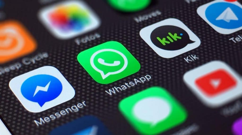 Vazar conversas de grupo de WhatsApp causa dano moral, decide juiz