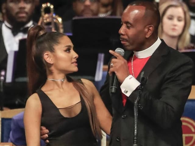 Pastor que apalpou seios de Ariana Grande em funeral pede desculpas