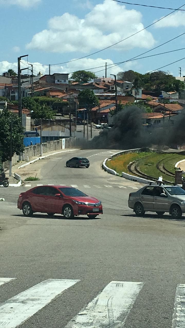 FOTO E VÍDEO: Populares queimam pneus nas imediações do Paço da Pátria e obrigam motoristas a sair de trecho em contramão