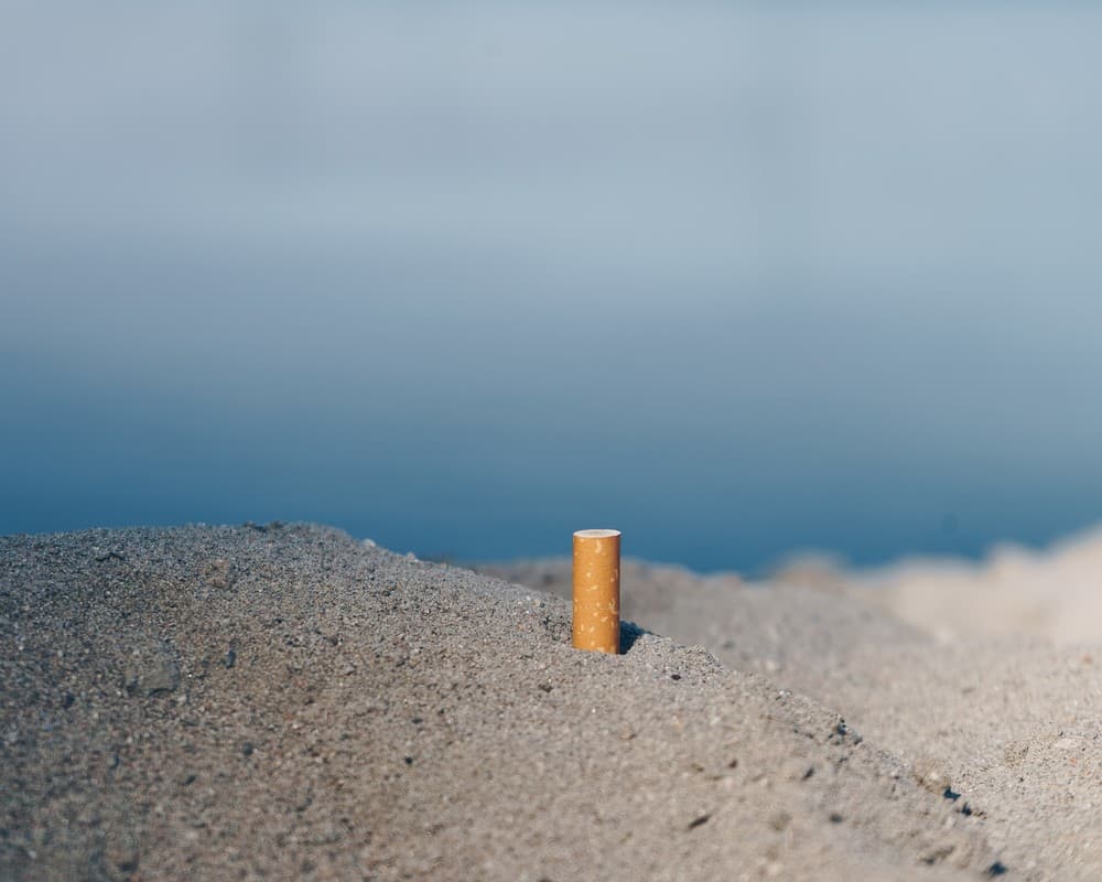 Bitucas de cigarro, tampas, canudinhos: confira os 10 itens mais encontrados nas praias do Brasil; material, inclusive, recolhido no RN