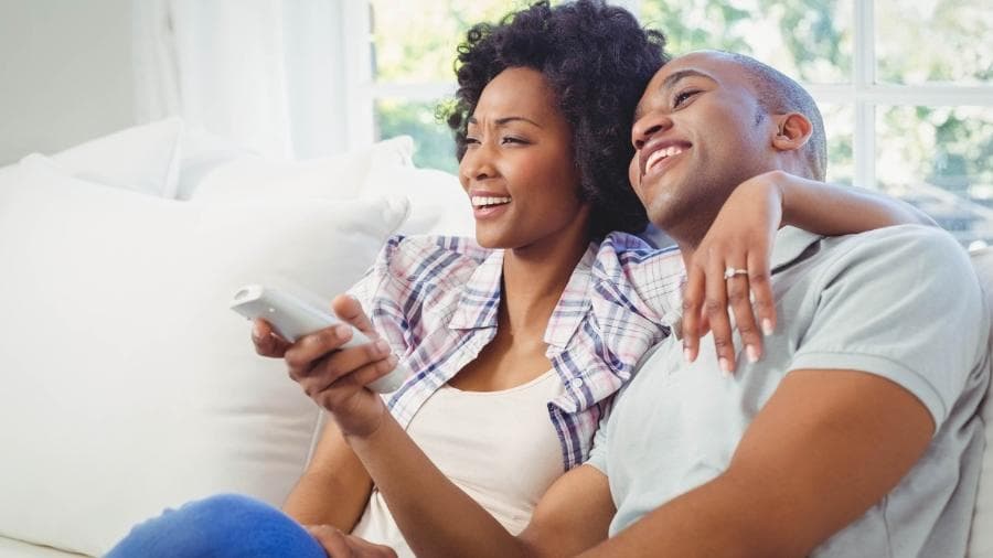Estudo diz que plataformas digitais como a Netflix estão arruinando a vida sexual de milhões e fazendo você transar menos; dicas ajudam a contornar isso