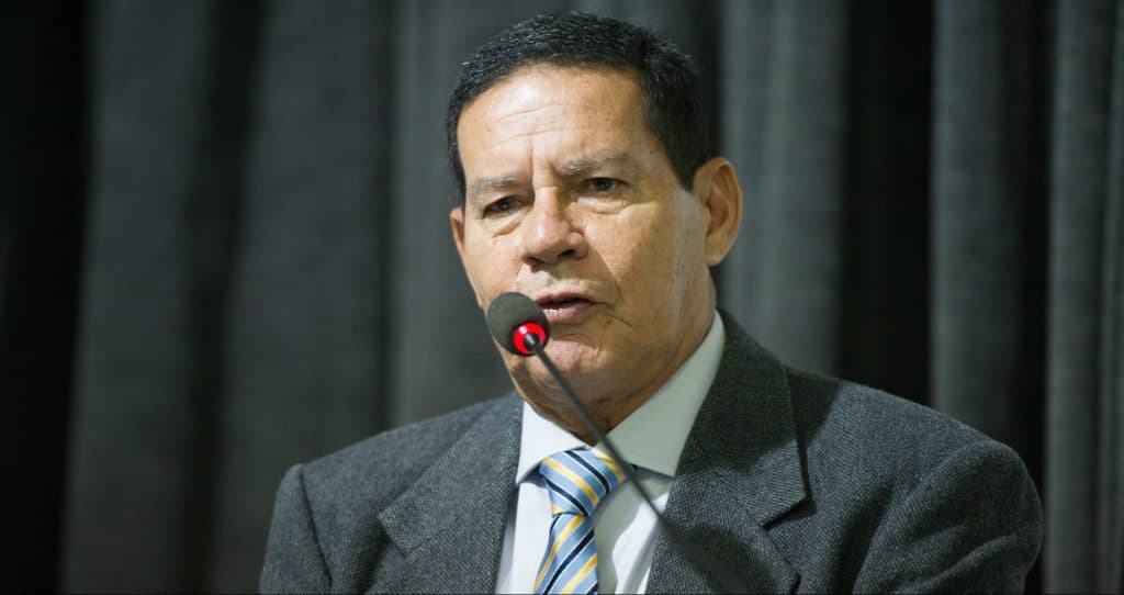 Mourão contradiz Bolsonaro e Guedes ao falar de venezuelanos e subsídios