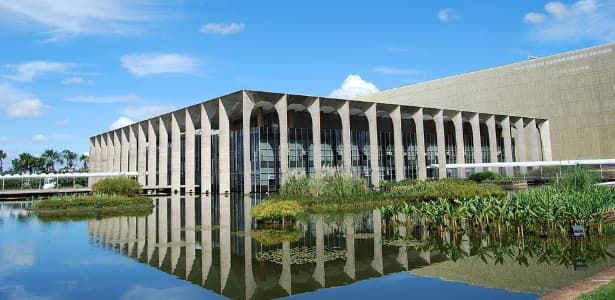 Itamaraty confirma que não há brasileiros entre as vítimas de acidente aéreo