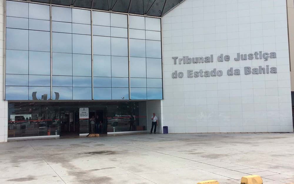 Tribunal Justiça da Bahia investe R$ 39 mil em kits de clareamento dental para servidores