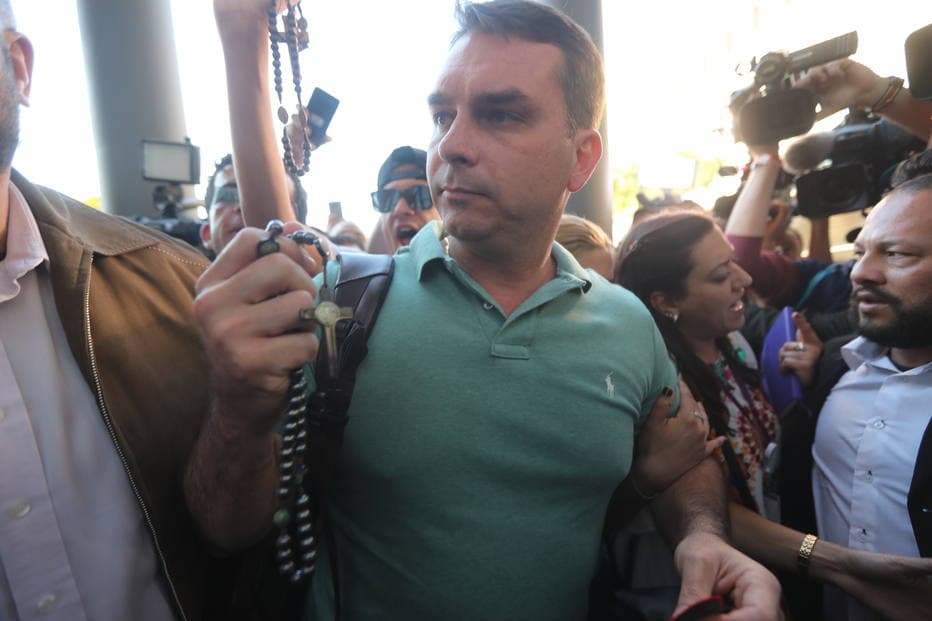 Filho de Bolsonaro é banido pelo WhatsApp, e dispara: “Sou censurado sem nenhuma justificativa, muito suspeito!”