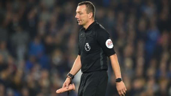 FOTO: Vibrador atirado em campo paralisa jogo da Premier League, na Inglaterra