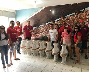 FOTO: Torcida alvirrubra realiza entrega de doações à Arena América, prevista para ser inaugurada no início de 2019