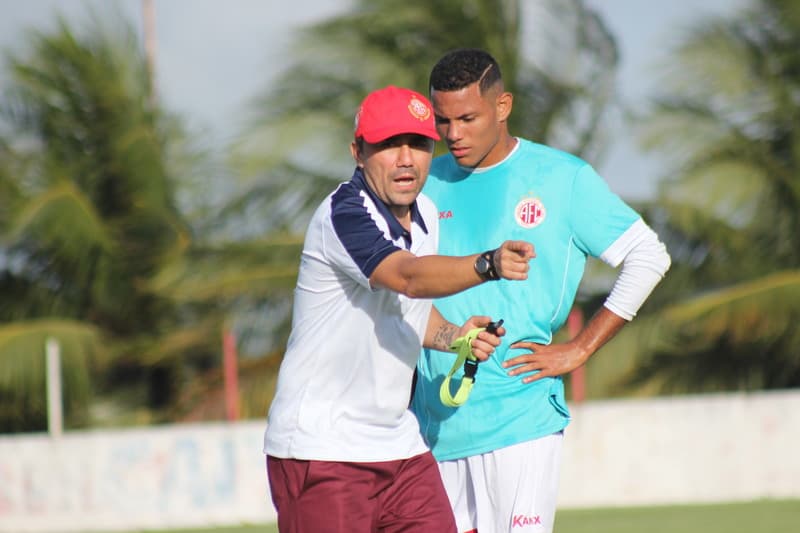 Treinador do América Luizinho Lopes não abre mão dos critérios para as contratações: "conquistas e acessos recentes"