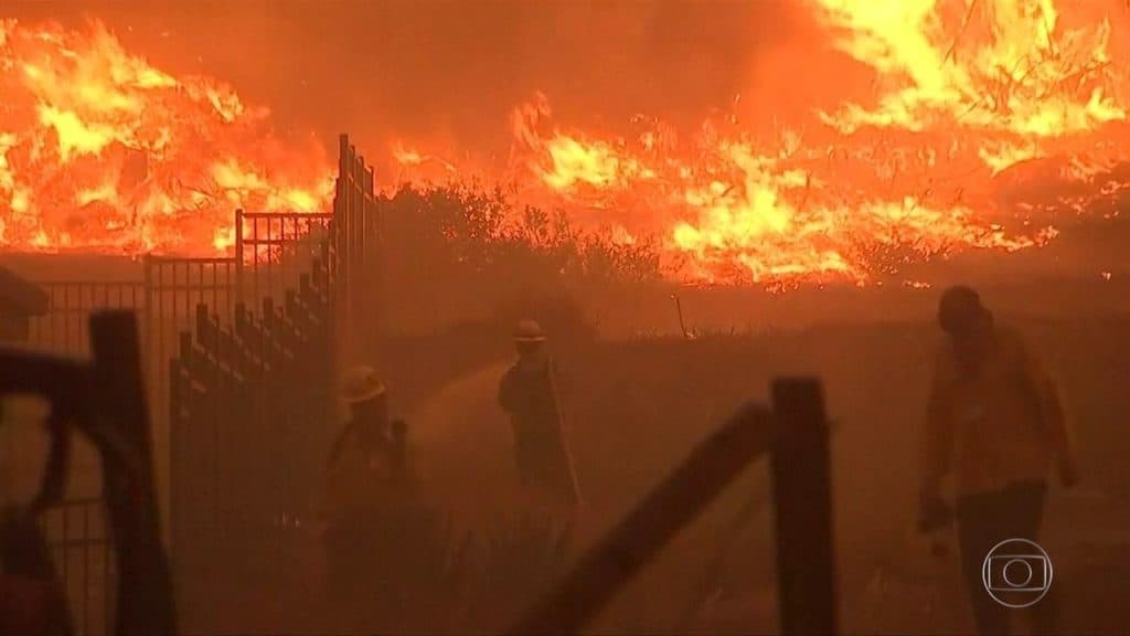 Incêndio mais devastador da história da Califórnia é 100% controlado