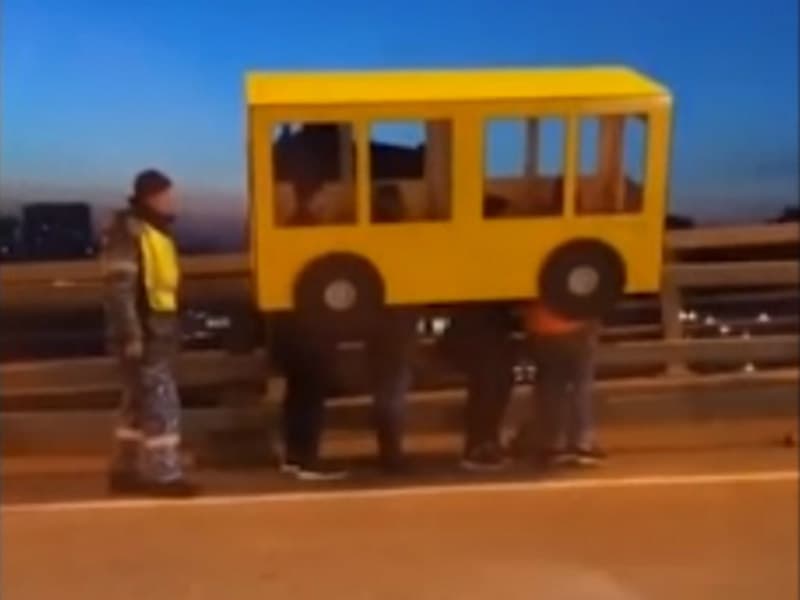 Russos se vestem de ônibus para cruzar ponte proibida a pedestres