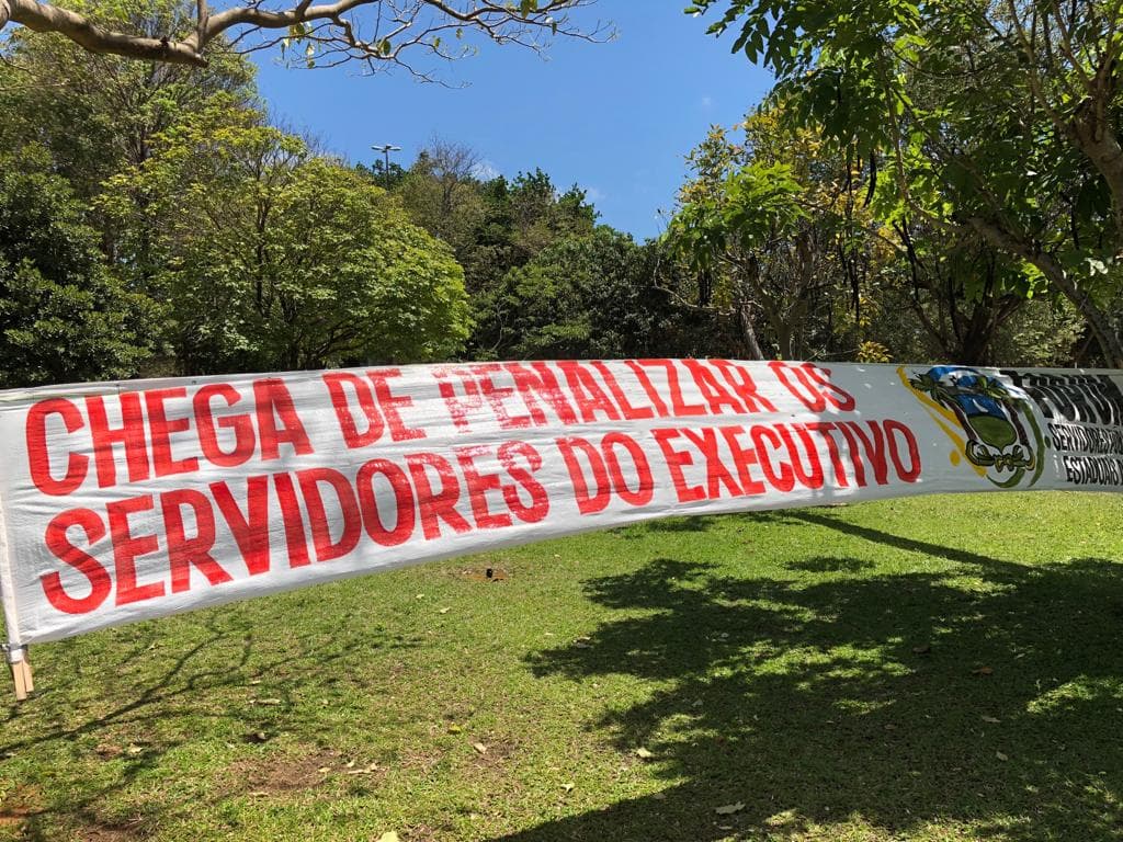 FOTOS: Auditores fiscais do Estado realizam ato de protesto no Centro Administrativo