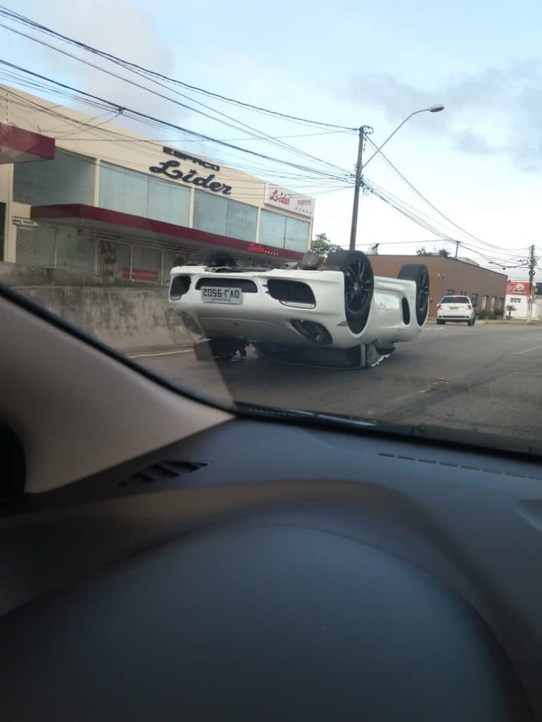 FOTOS: Porsche vira na saída do túnel próximo a Prudente de Morais