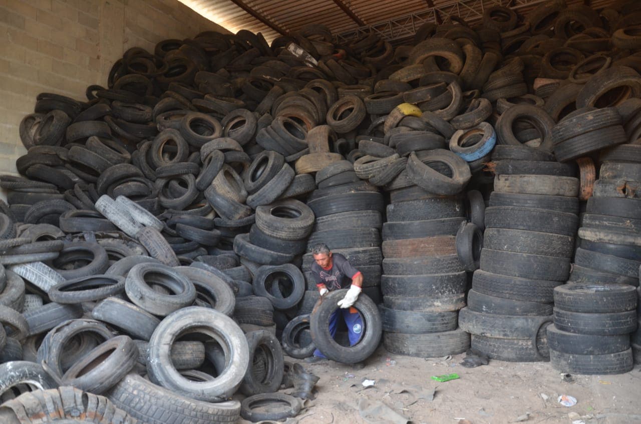 Reciclagem: Prefeitura de São Gonçalo já recolheu 20 mil pneus velhos de borracharias
