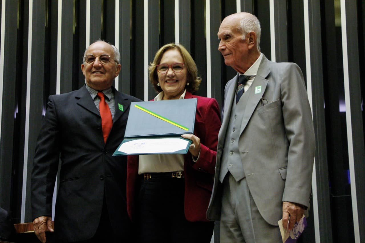Zenaide Maia faz entrega do Diploma Mulher-Cidadã para Alzira Soriano (in memorian)