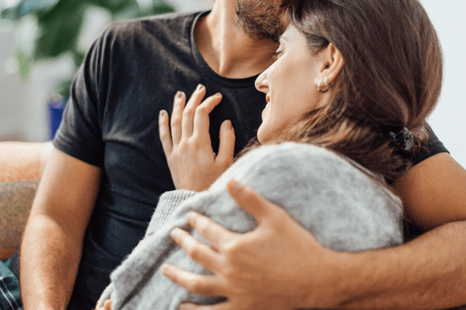 Cheirar as roupas do parceiro deixa as mulheres mais felizes, revela estudo