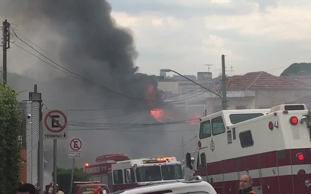 FOTO: Avião de pequeno porte cai na Zona Norte de SP, causa mortes e deixa feridos; casas e carros atingidos