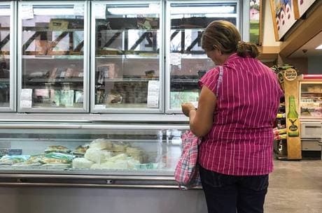 CRISE ECONÔMICA E HUMANITÁRIA: Vida piorou no último ano para 83% dos venezuelanos, diz pesquisa