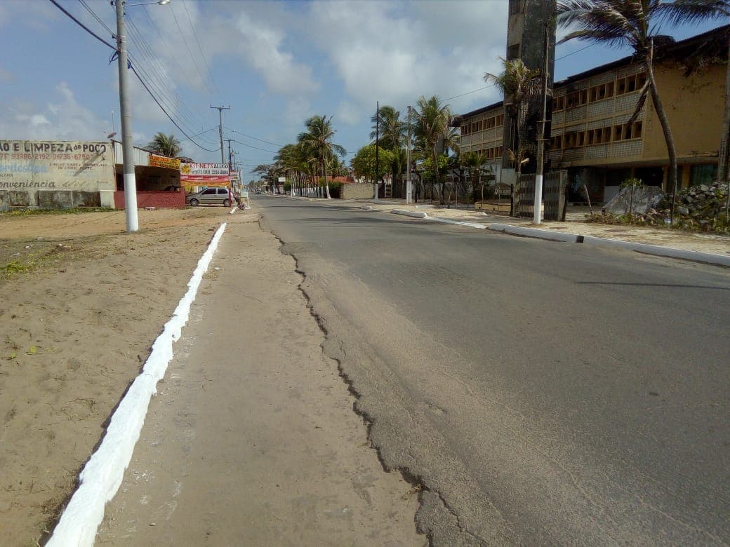 FOTOS: Prefeitura de Extremoz realiza serviços de capinação, varrição e pintura de meio-fio, na Avenida Litorânea