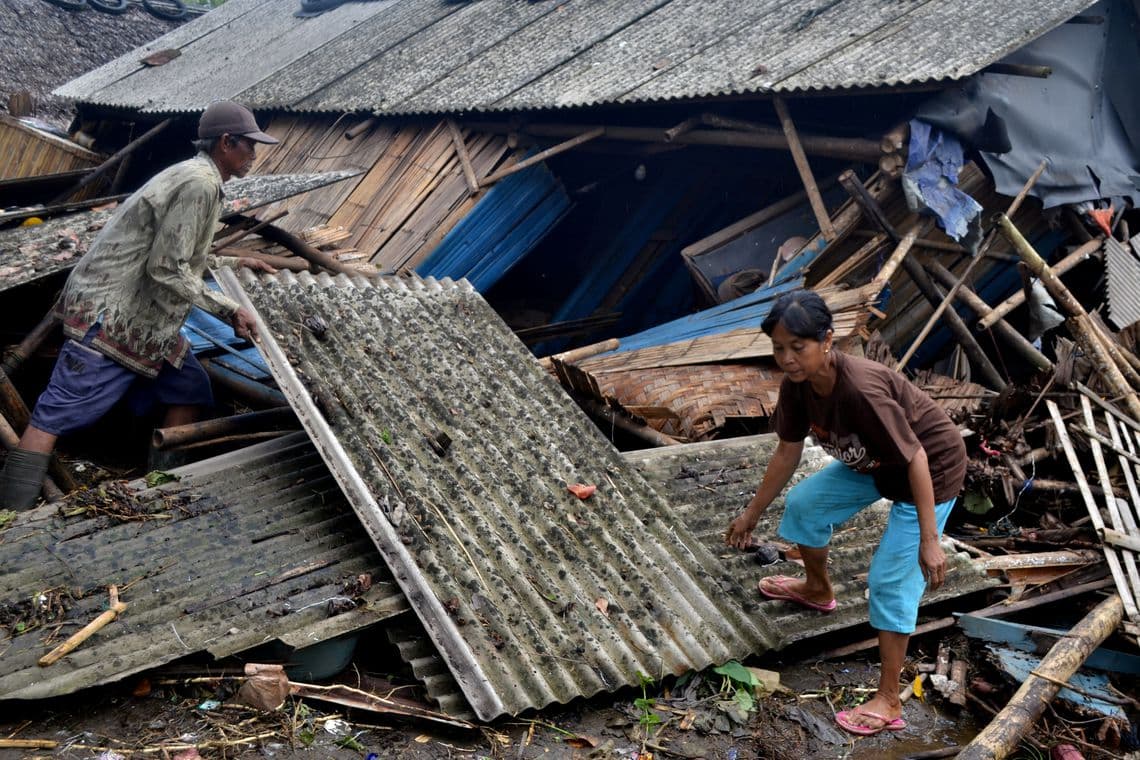 FOTO: Indonésia registra quase 400 mortos após tsunami