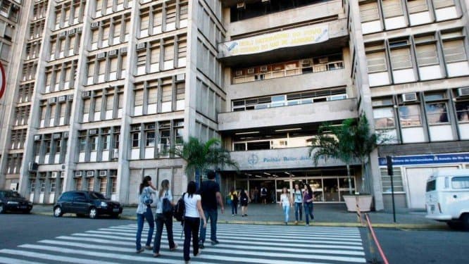 No Brasil, quem tem diploma ganha mais que o dobro do trabalhador com ensino médio