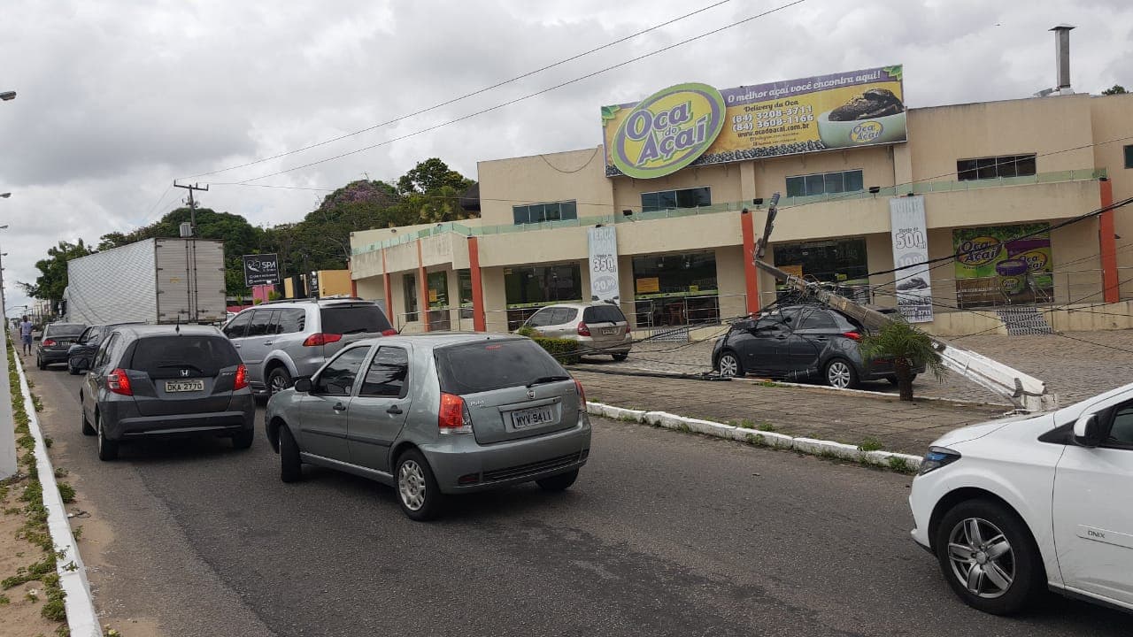 FOTOS E VÍDEO: Caminhão puxa fio, derruba poste por cima de carro e deixa trânsito bloqueado na Avenida Ayrton Senna