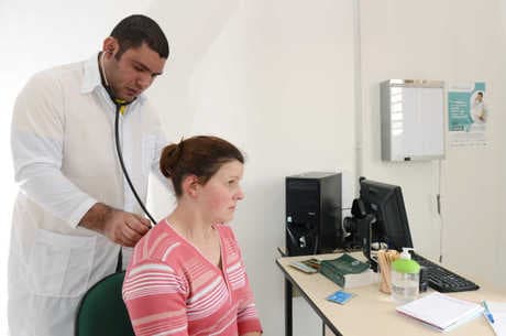 Sete em cada dez brasileiros aprovam saída de médicos cubanos