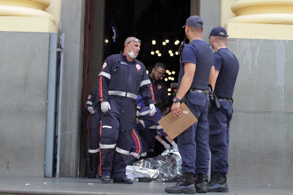 Homem invade missa, mata quatro, deixa feridos e comete suicídio na Catedral de Campinas