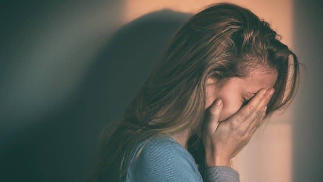 Adolescentes que não se identificam como heterossexuais são mais vulneráveis a depressão; sintomas a partir dos 10 anos