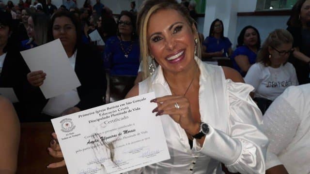 (FOTOS) - Ensaios sensuais, desfiles de carnaval e polêmicas no passado: Angela Bismarchi festeja diploma de pastora: ‘Eu era uma pecadora e não sabia'
