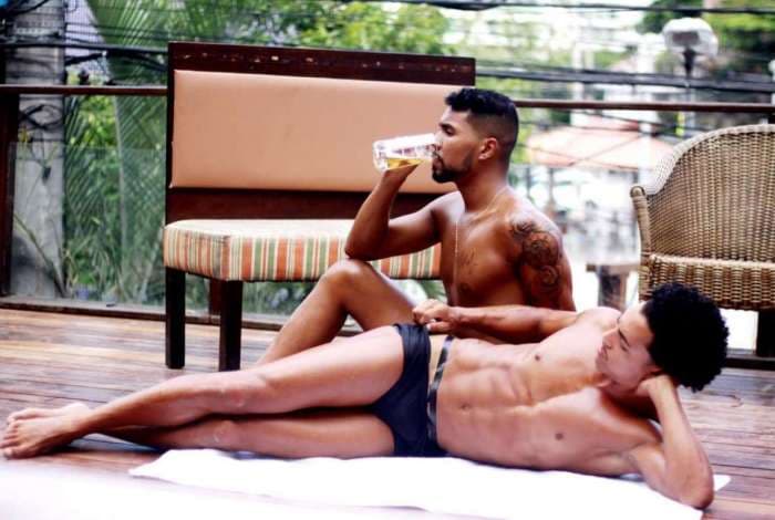 FOTO: A nova moda do verão é marquinha com fita isolante para os homens