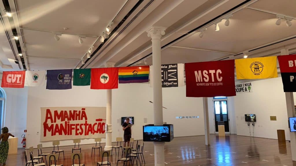 FOTO: Bandeiras do MST, CUT e outros puxadinhos do PT viram ‘arte’ expostas em museu com dinheiro público