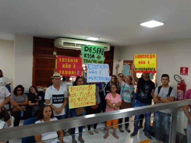 ESTAGIÁRIOS DEMITIDOS - VÍDEOS: Rosalba deixa Câmara Municipal em Mossoró sob vaias