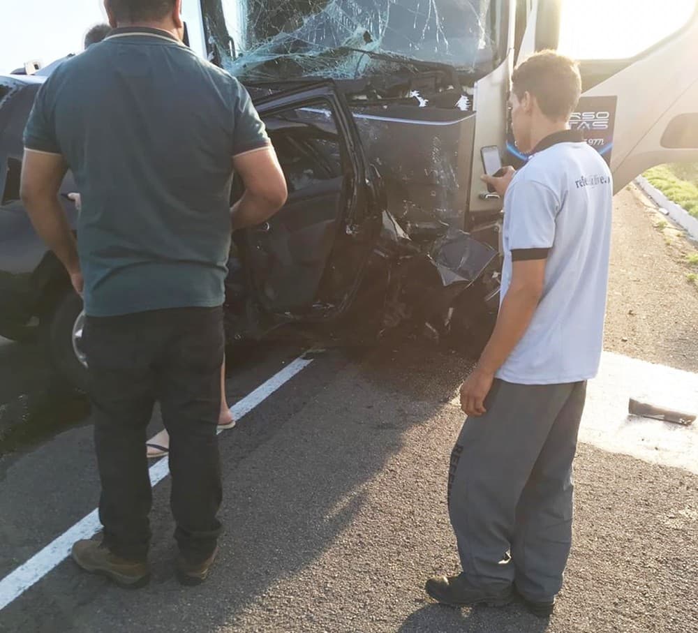 FOTO: Três pessoas morrem e uma fica ferida em colisão frontal entre carro de passeio e caminhão-baú na BR-304