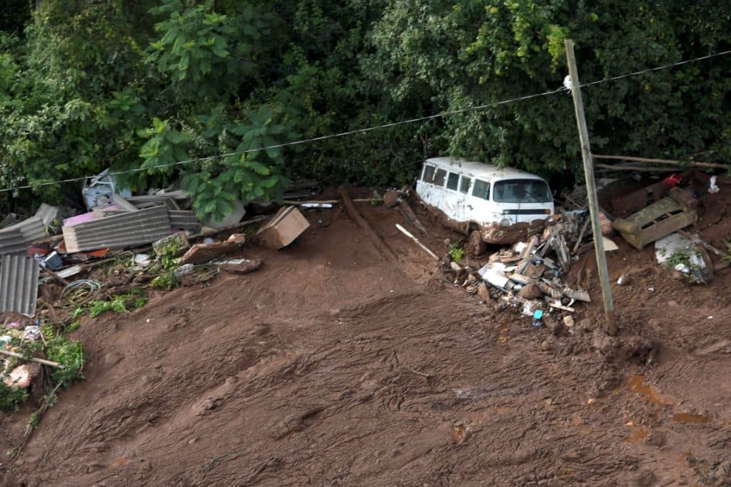 Bombeiros confirmam 157 mortos e 165 desaparecidos em Brumadinho