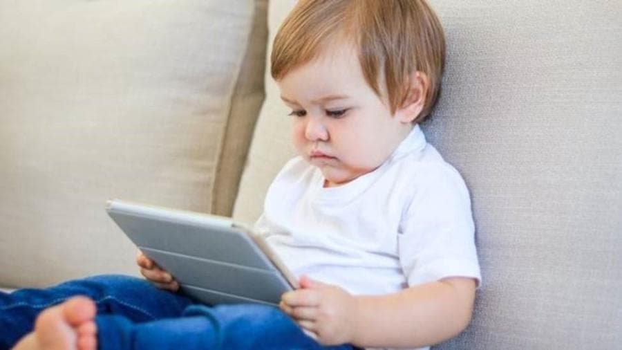 Passar muito tempo usando tablets, celulares e outros eletrônicos com telas pode prejudicar crianças, diz estudo