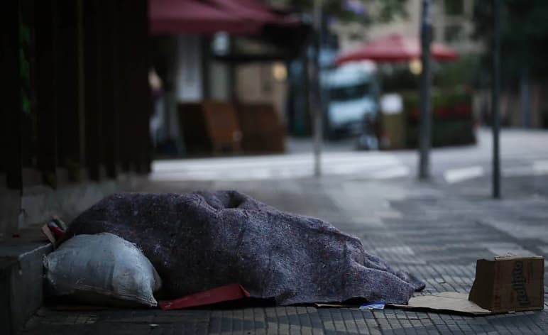 ALERTA MÁXIMO: População em situação de rua quase dobra e chega a 392 mil no governo Lula, segundo CadÚnico