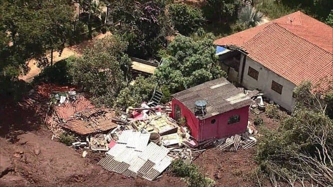 Vítimas são socorridas em Brumadinho após rompimento de barragem da Vale